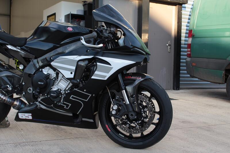 YAMAHA R1