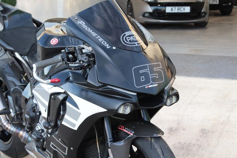 YAMAHA R1
