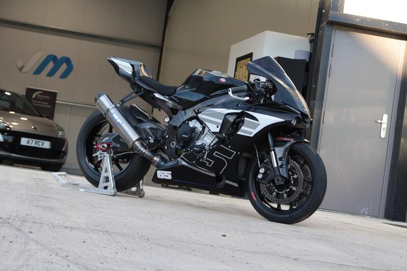 YAMAHA R1