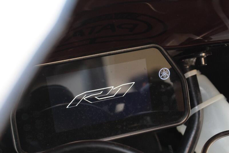 YAMAHA R1