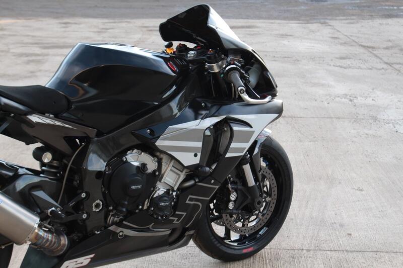 YAMAHA R1