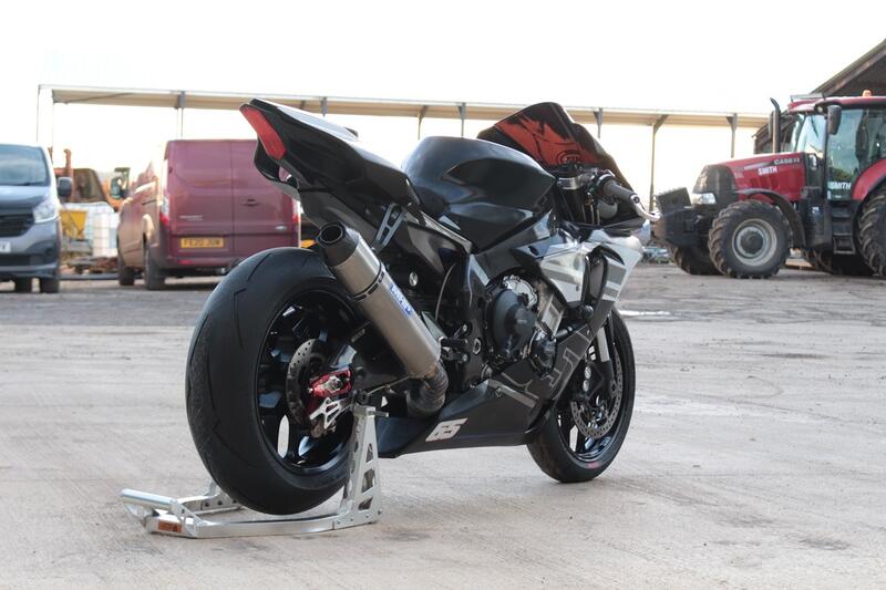 YAMAHA R1