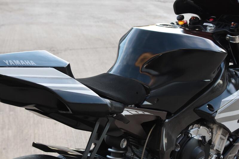 YAMAHA R1